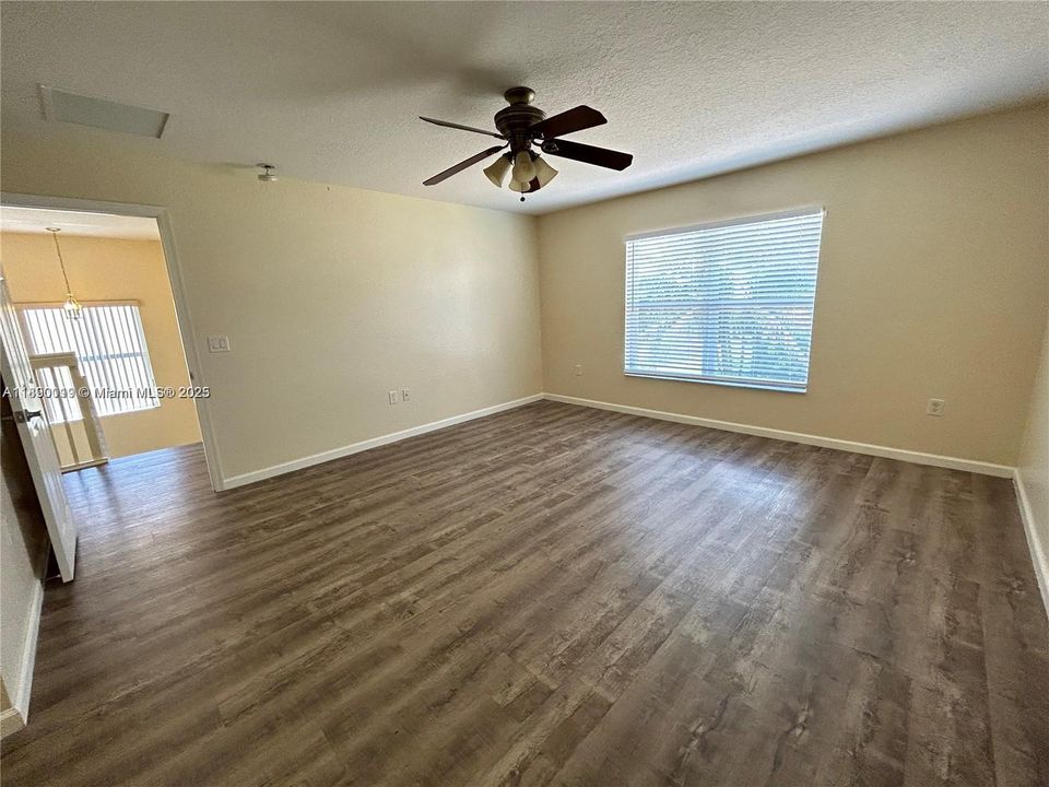 合同活跃: $3,650 (4 贝兹, 2 浴室, 2220 平方英尺)