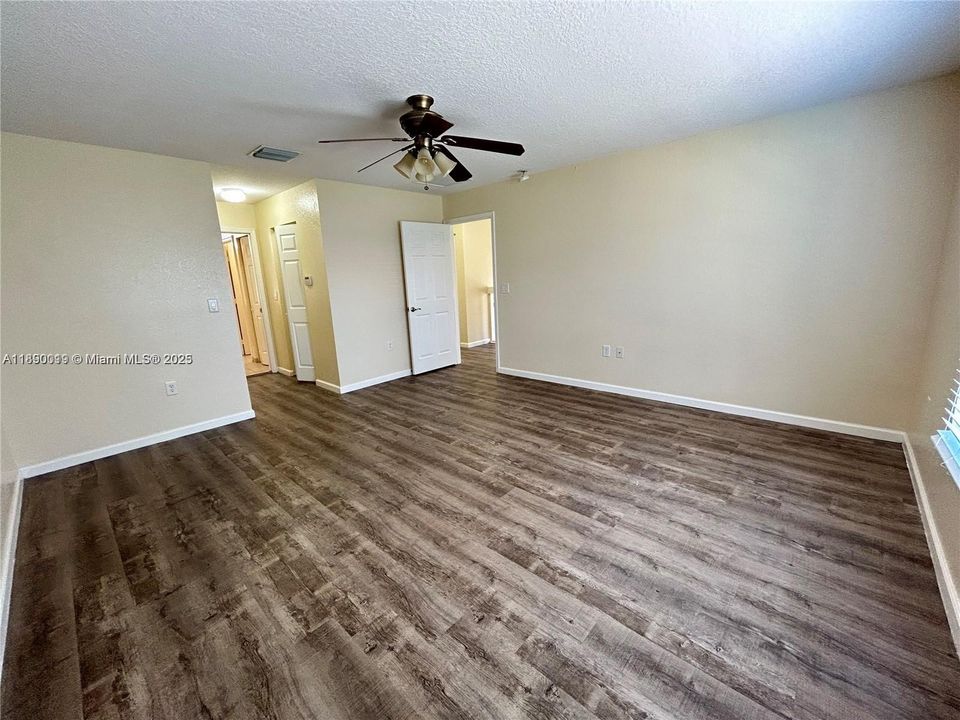 合同活跃: $3,650 (4 贝兹, 2 浴室, 2220 平方英尺)