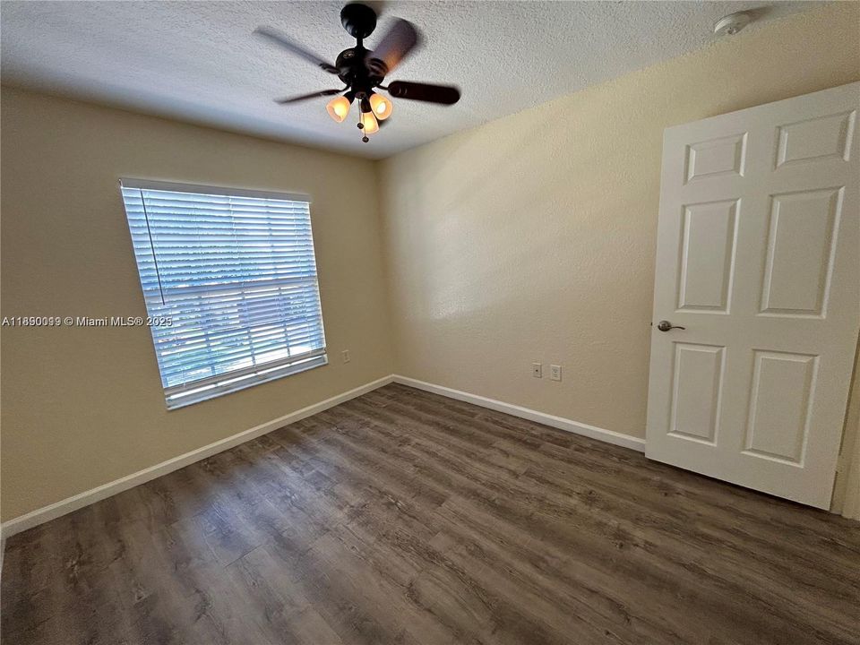 合同活跃: $3,650 (4 贝兹, 2 浴室, 2220 平方英尺)