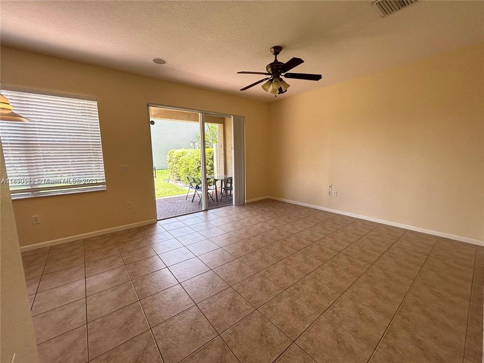 合同活跃: $3,650 (4 贝兹, 2 浴室, 2220 平方英尺)