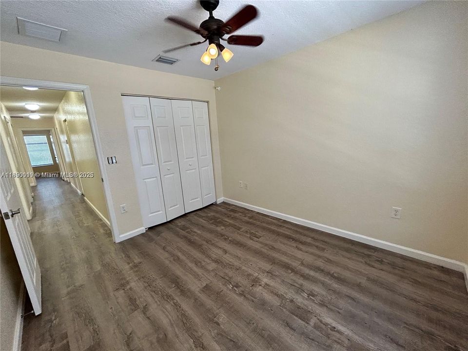 合同活跃: $3,650 (4 贝兹, 2 浴室, 2220 平方英尺)