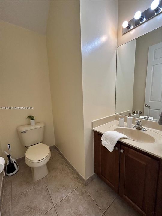 合同活跃: $3,650 (4 贝兹, 2 浴室, 2220 平方英尺)