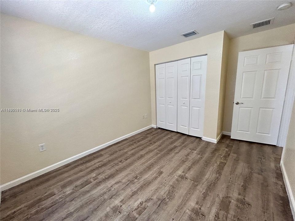 合同活跃: $3,650 (4 贝兹, 2 浴室, 2220 平方英尺)