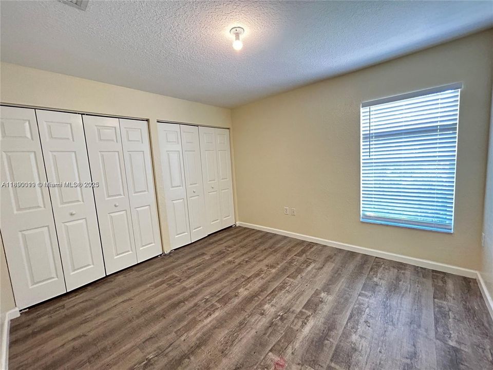 合同活跃: $3,650 (4 贝兹, 2 浴室, 2220 平方英尺)