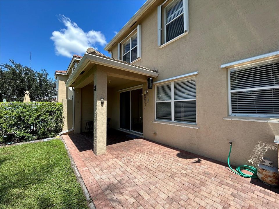 合同活跃: $3,650 (4 贝兹, 2 浴室, 2220 平方英尺)