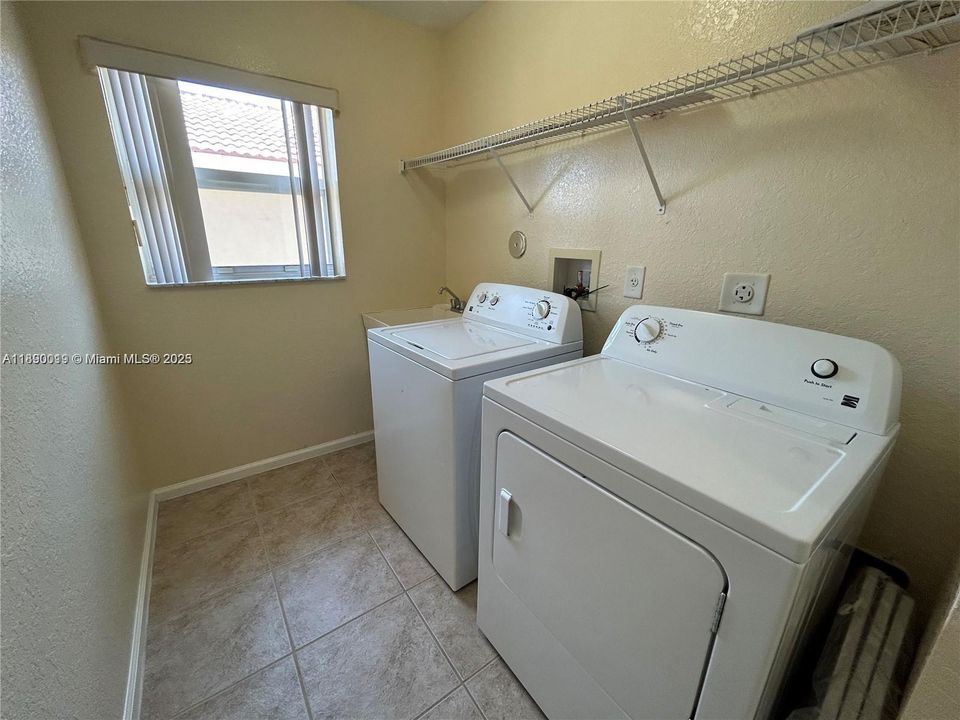 合同活跃: $3,650 (4 贝兹, 2 浴室, 2220 平方英尺)