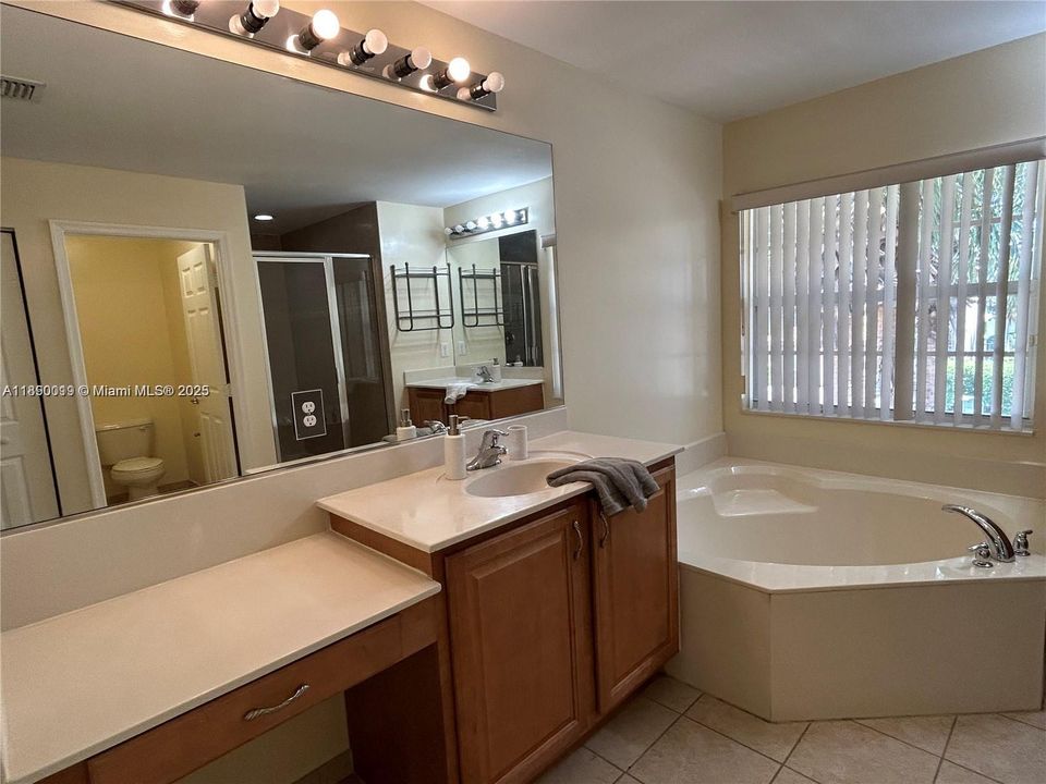 合同活跃: $3,650 (4 贝兹, 2 浴室, 2220 平方英尺)