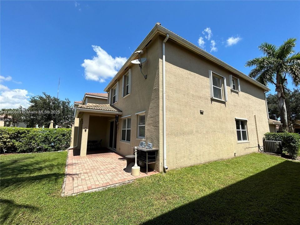 合同活跃: $3,650 (4 贝兹, 2 浴室, 2220 平方英尺)