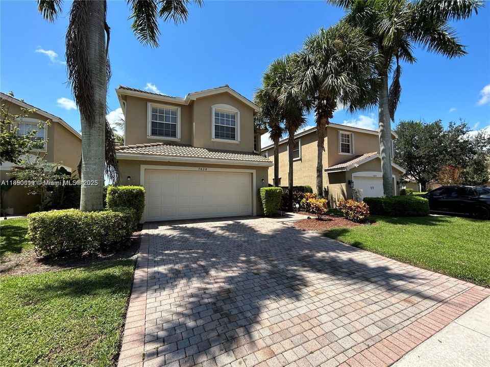 合同活跃: $3,650 (4 贝兹, 2 浴室, 2220 平方英尺)