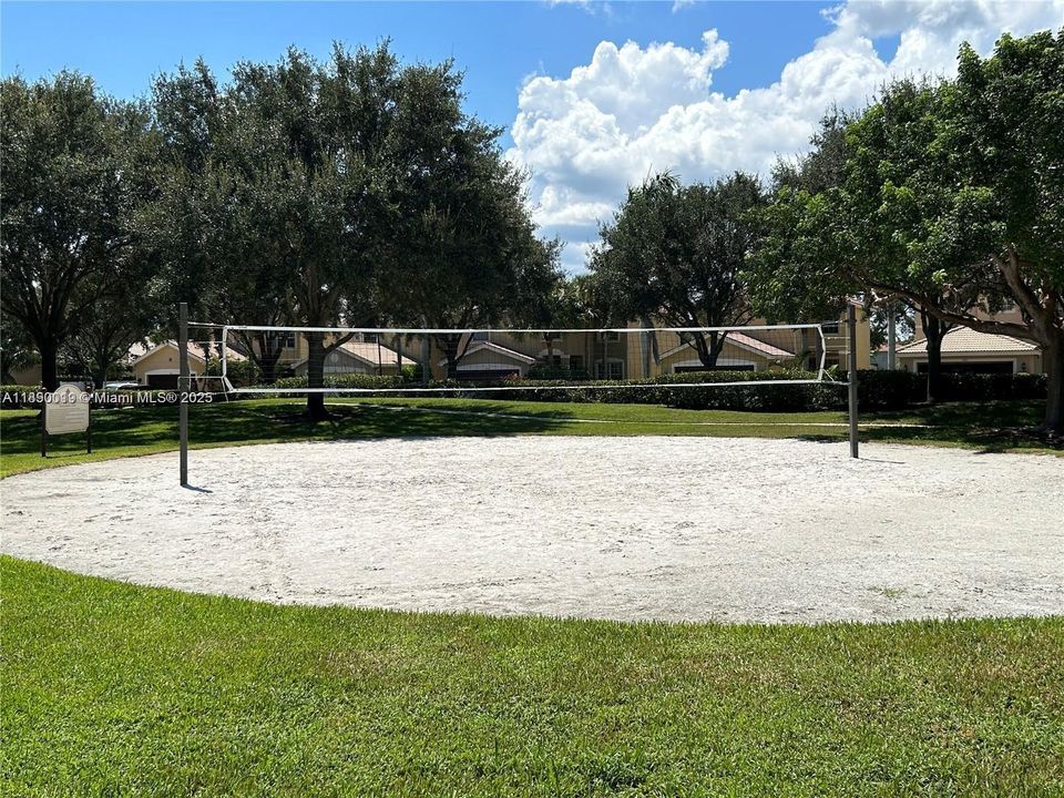 合同活跃: $3,650 (4 贝兹, 2 浴室, 2220 平方英尺)