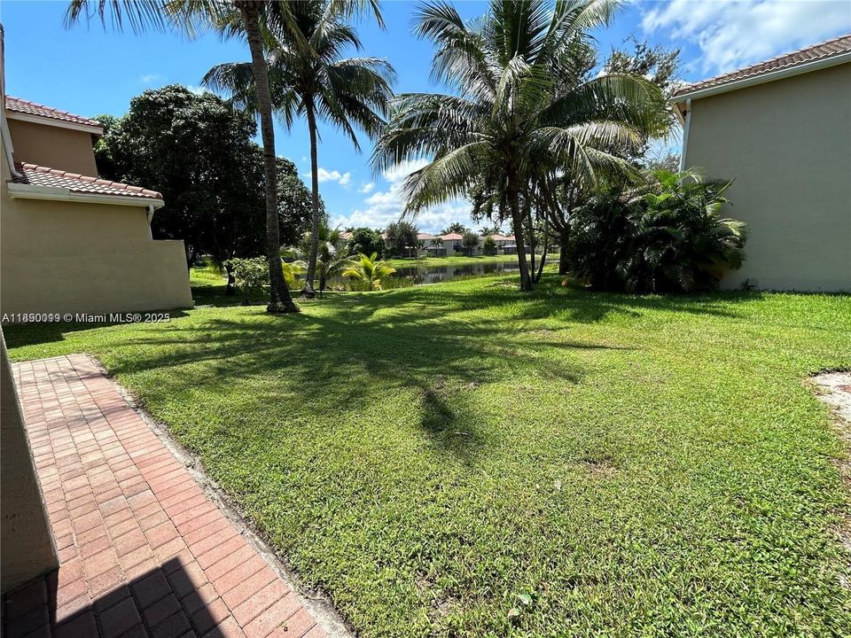 合同活跃: $3,650 (4 贝兹, 2 浴室, 2220 平方英尺)