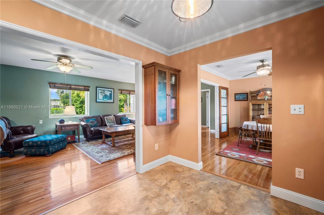 Recently Sold: $1,200,000 (2 beds, 1 baths, 2362 Square Feet)
