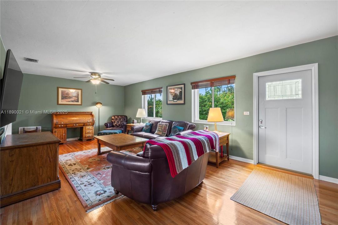 Recently Sold: $1,200,000 (2 beds, 1 baths, 2362 Square Feet)