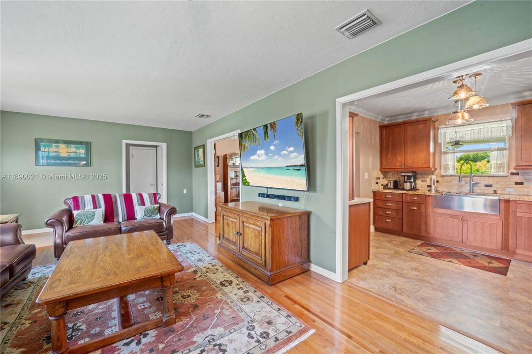 Recently Sold: $1,200,000 (2 beds, 1 baths, 2362 Square Feet)