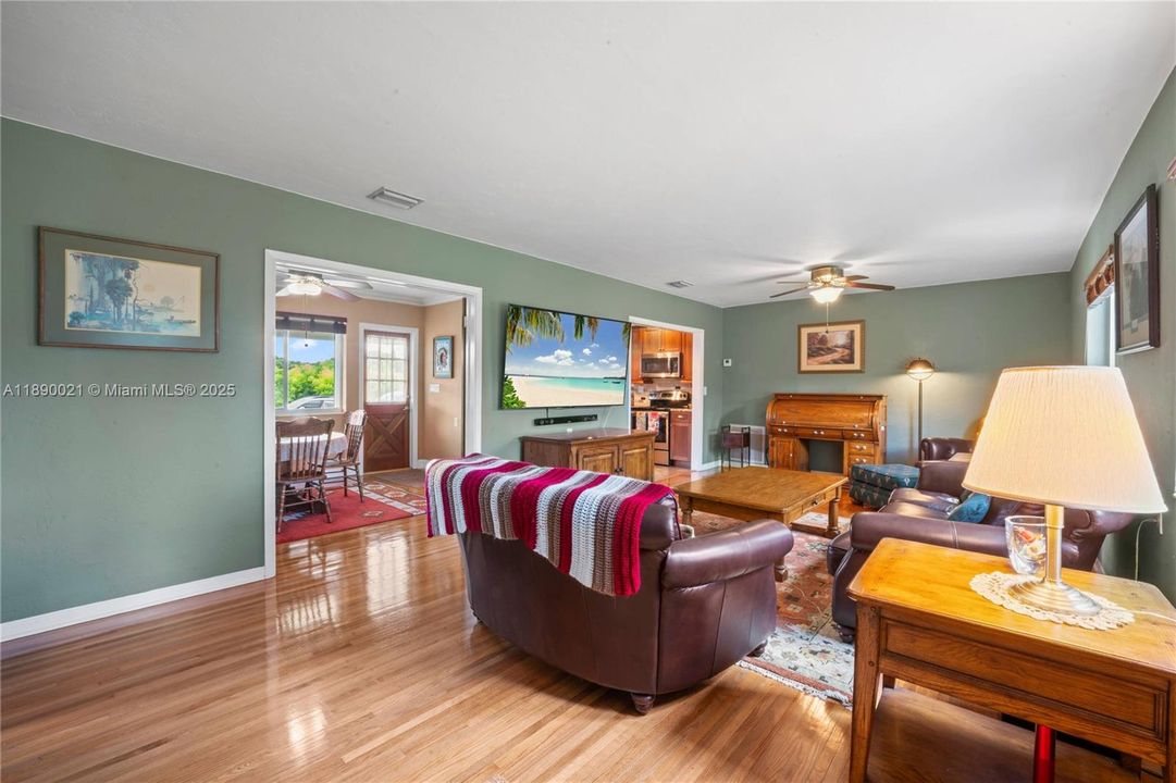 Recently Sold: $1,200,000 (2 beds, 1 baths, 2362 Square Feet)