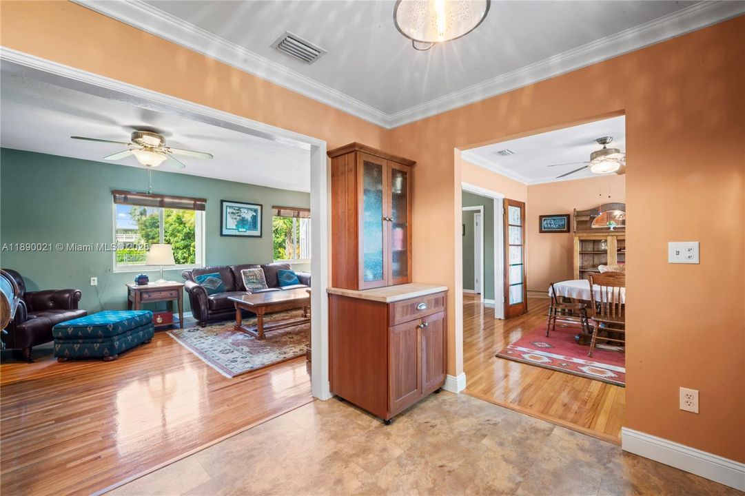 Recently Sold: $1,200,000 (2 beds, 1 baths, 2362 Square Feet)