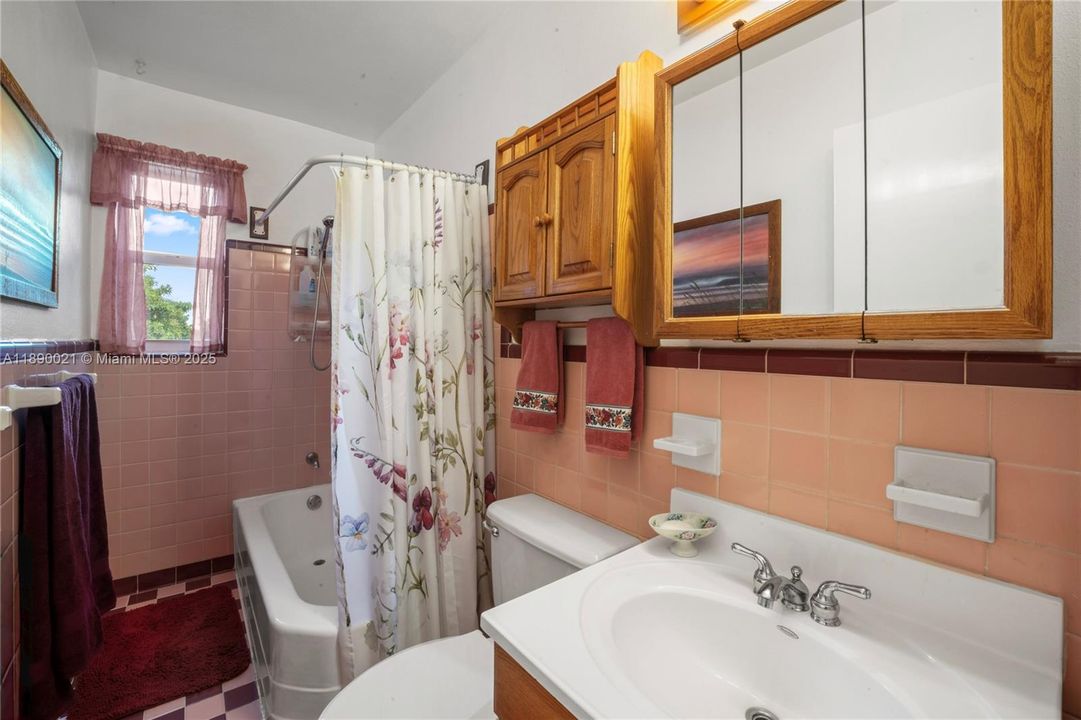 Recently Sold: $1,200,000 (2 beds, 1 baths, 2362 Square Feet)