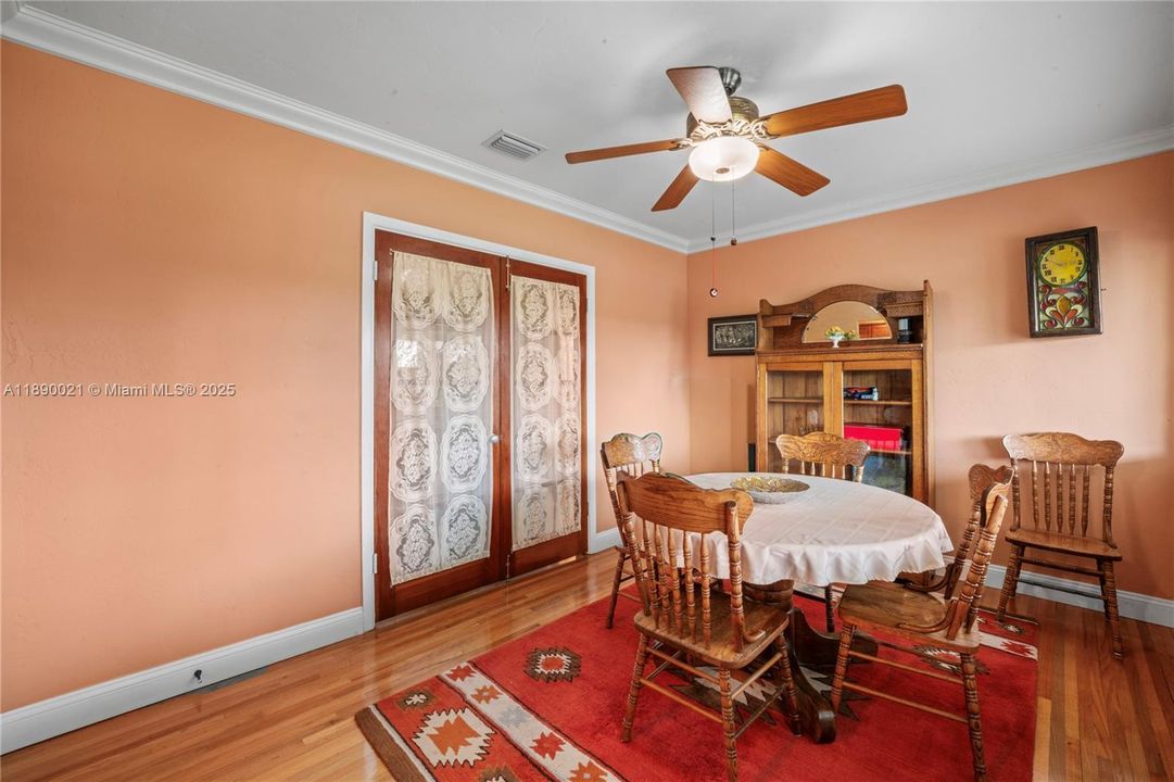 Recently Sold: $1,200,000 (2 beds, 1 baths, 2362 Square Feet)