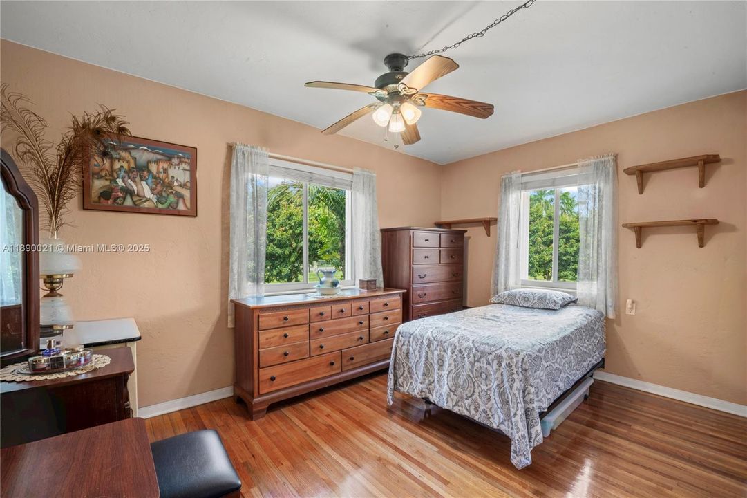 Recently Sold: $1,200,000 (2 beds, 1 baths, 2362 Square Feet)