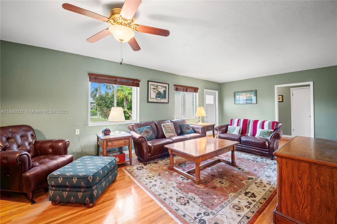 Recently Sold: $1,200,000 (2 beds, 1 baths, 2362 Square Feet)