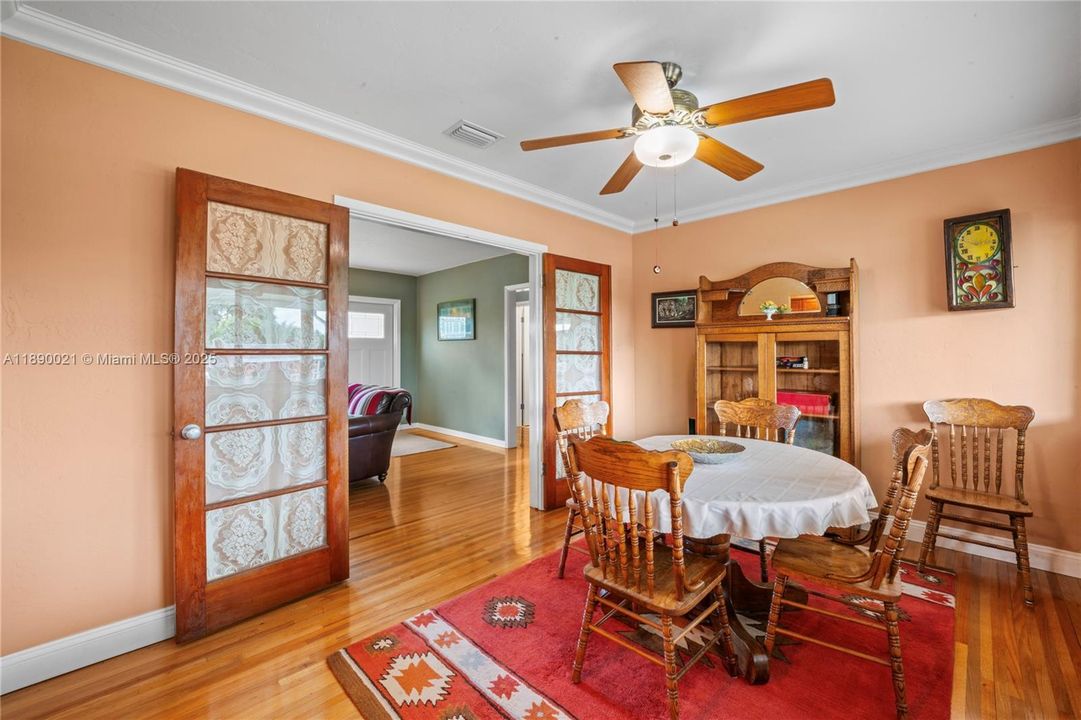 Recently Sold: $1,200,000 (2 beds, 1 baths, 2362 Square Feet)