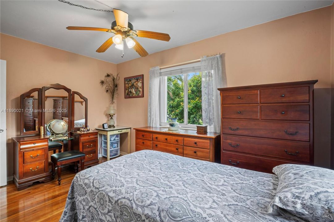 Recently Sold: $1,200,000 (2 beds, 1 baths, 2362 Square Feet)