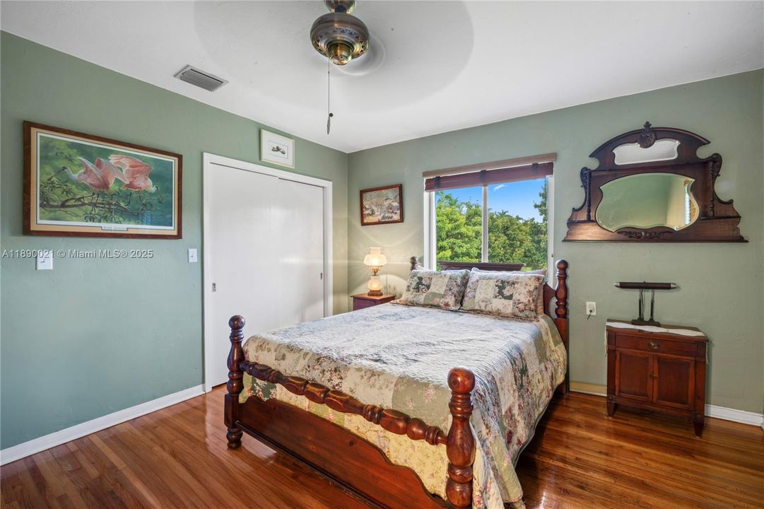 Recently Sold: $1,200,000 (2 beds, 1 baths, 2362 Square Feet)