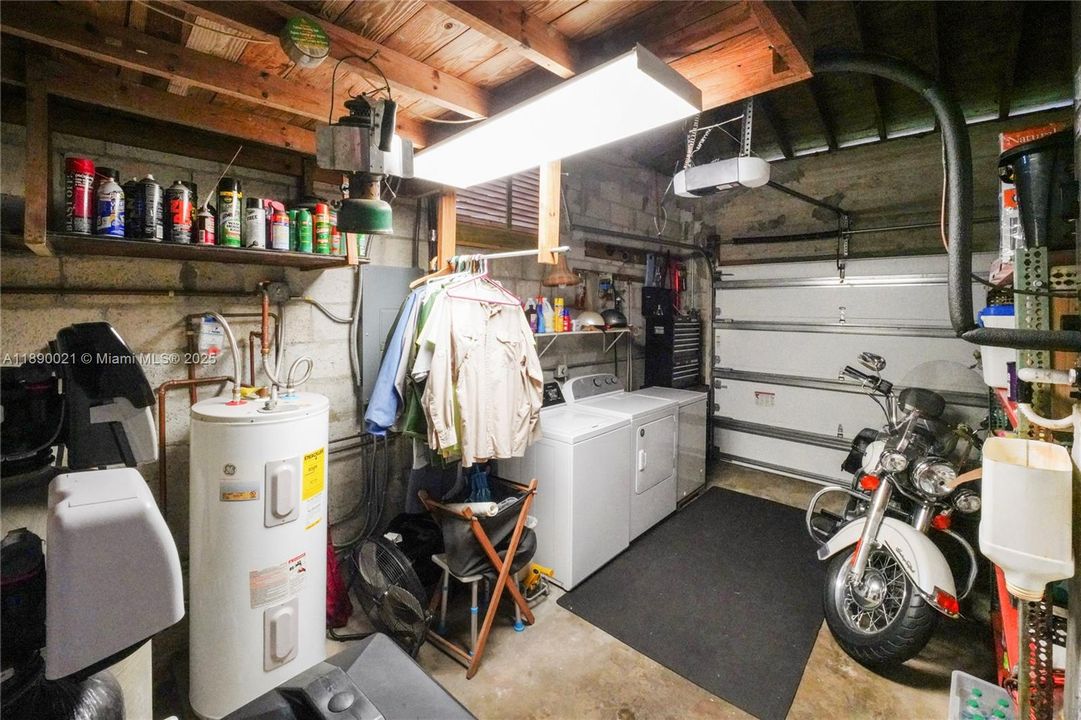 Recently Sold: $1,200,000 (2 beds, 1 baths, 2362 Square Feet)