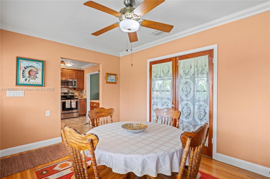 Recently Sold: $1,200,000 (2 beds, 1 baths, 2362 Square Feet)