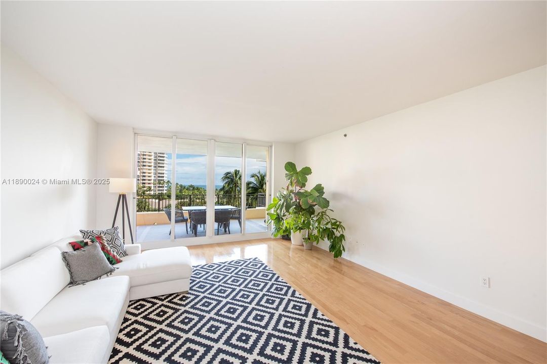 Activo con contrato: $3,850,000 (3 camas, 3 baños, 2510 Pies cuadrados)