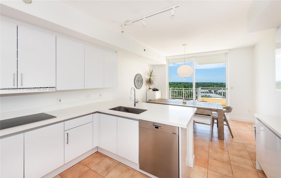 Activo con contrato: $3,850,000 (3 camas, 3 baños, 2510 Pies cuadrados)