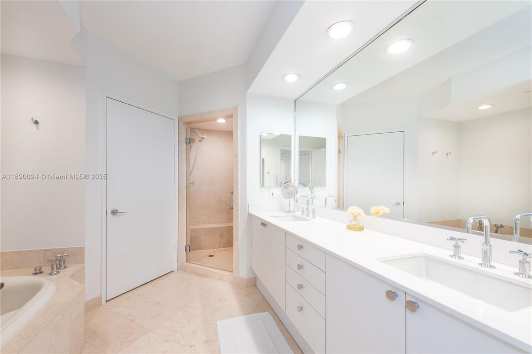 Activo con contrato: $3,850,000 (3 camas, 3 baños, 2510 Pies cuadrados)