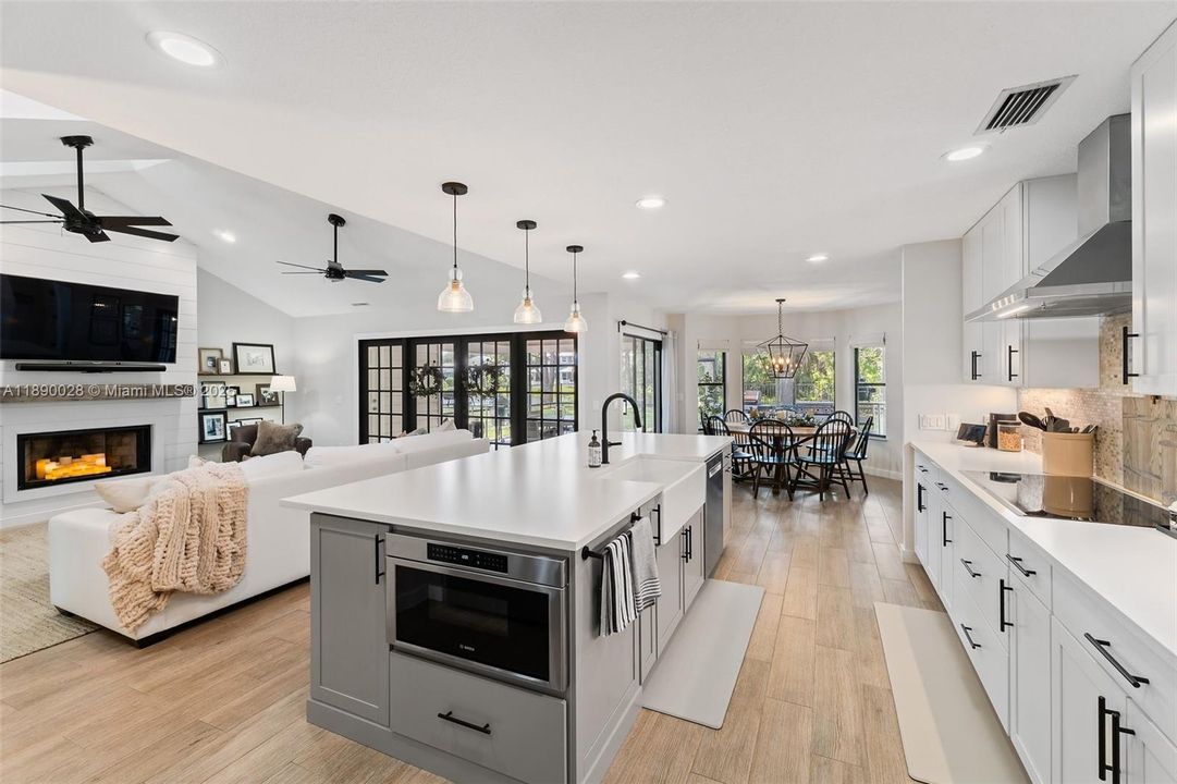 Recently Sold: $675,000 (4 beds, 3 baths, 2475 Square Feet)