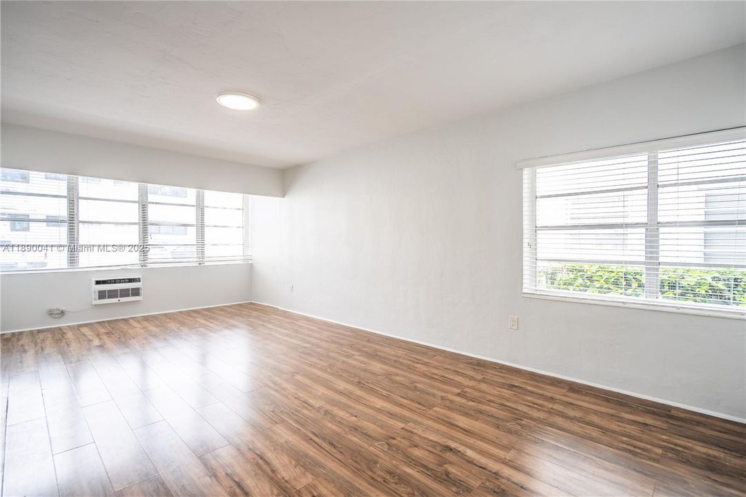 Active With Contract: $1,600 (0 beds, 1 baths, 550 Square Feet)