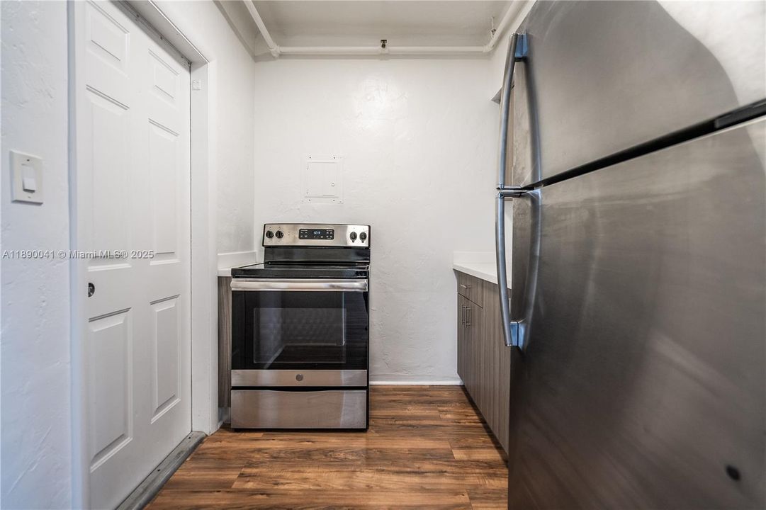 Active With Contract: $1,600 (0 beds, 1 baths, 550 Square Feet)