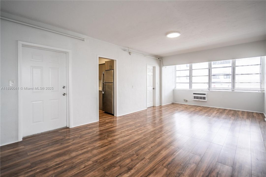 Active With Contract: $1,600 (0 beds, 1 baths, 550 Square Feet)