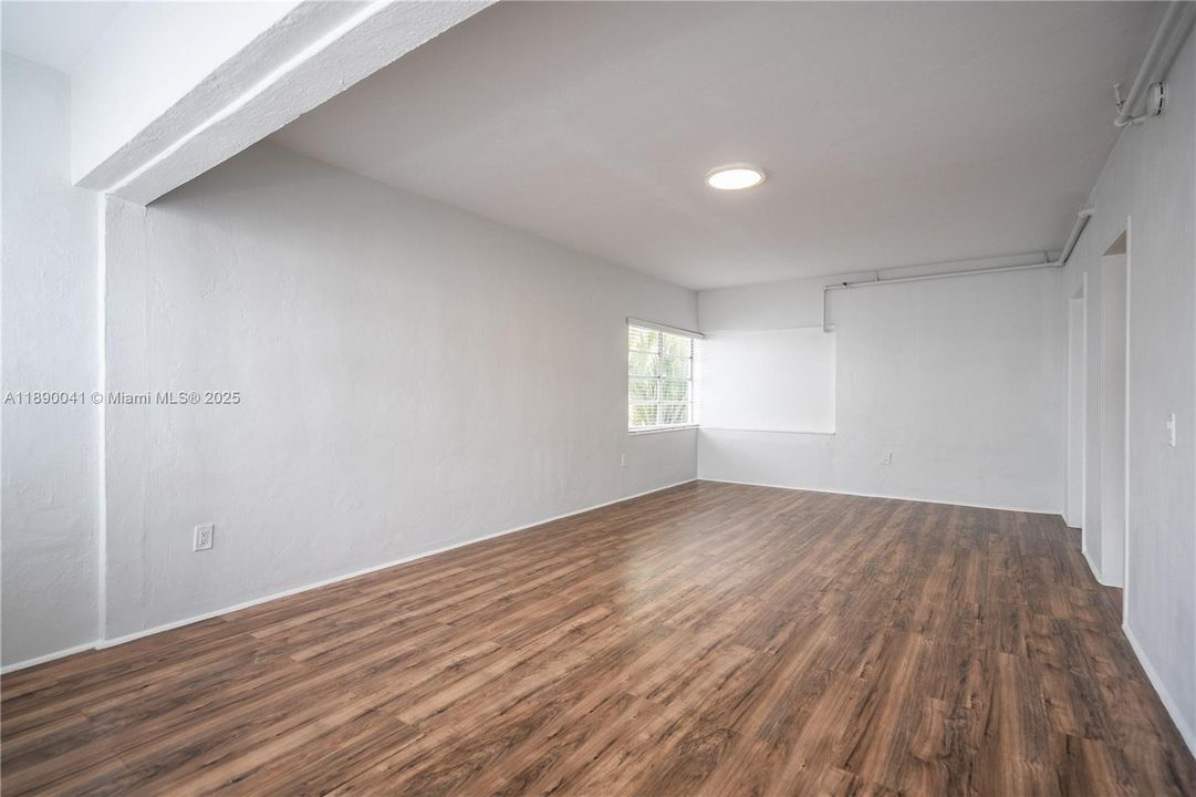 Active With Contract: $1,600 (0 beds, 1 baths, 550 Square Feet)