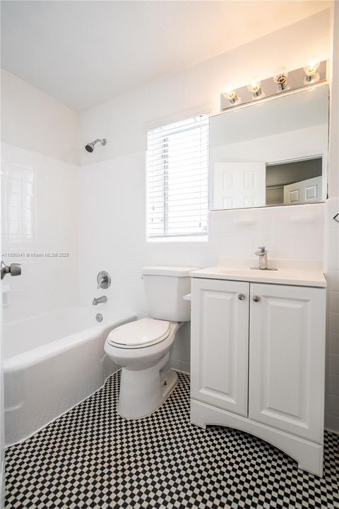 Active With Contract: $1,600 (0 beds, 1 baths, 550 Square Feet)