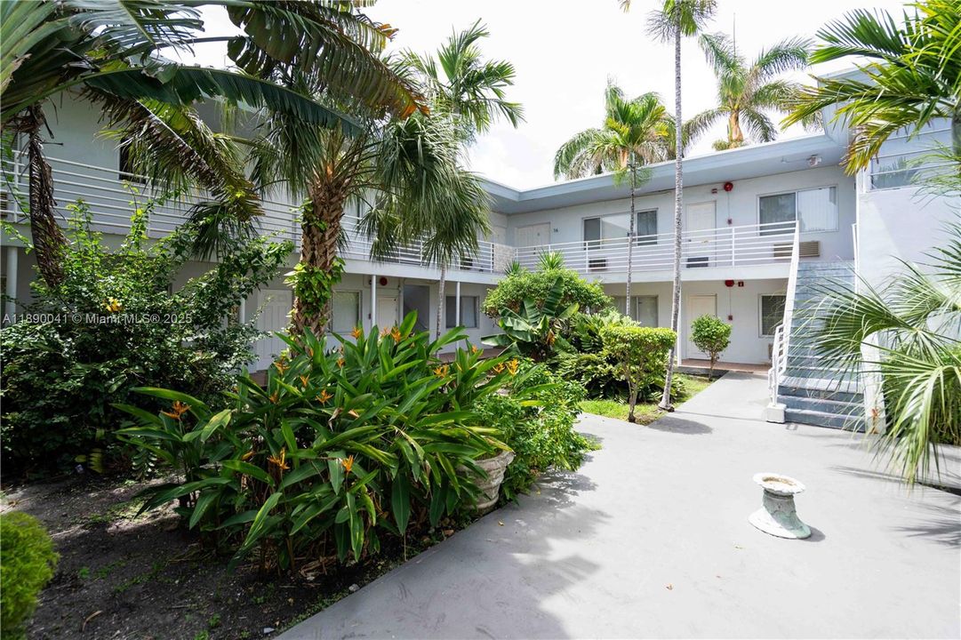 Active With Contract: $1,600 (0 beds, 1 baths, 550 Square Feet)