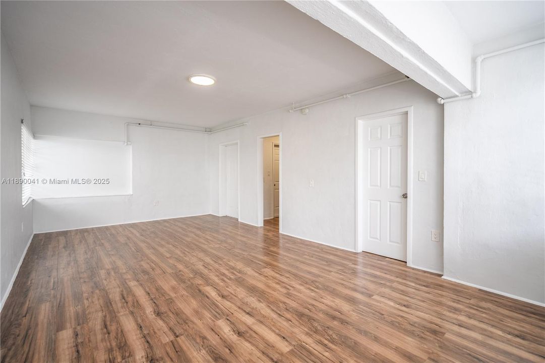 Active With Contract: $1,600 (0 beds, 1 baths, 550 Square Feet)