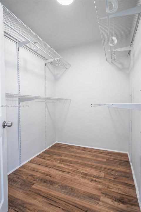 Active With Contract: $1,600 (0 beds, 1 baths, 550 Square Feet)