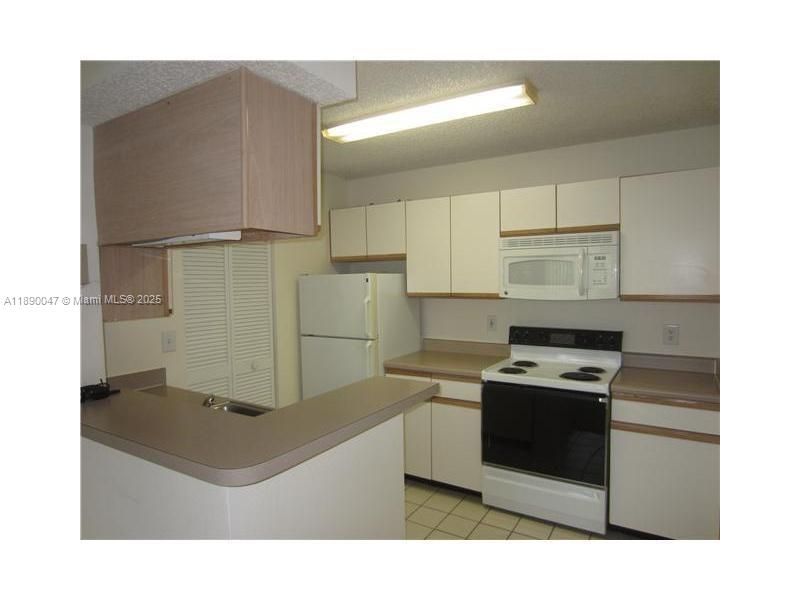 合同活跃: $1,550 (1 贝兹, 1 浴室, 820 平方英尺)