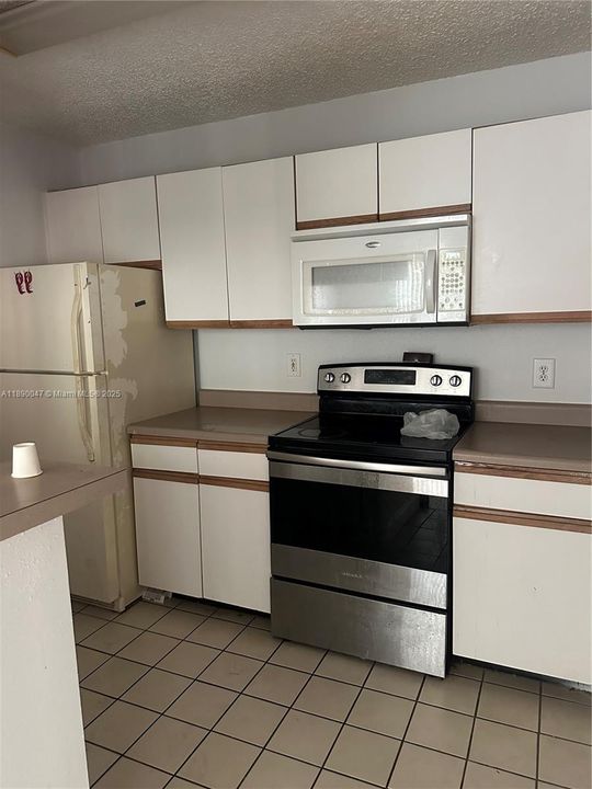 合同活跃: $1,550 (1 贝兹, 1 浴室, 820 平方英尺)