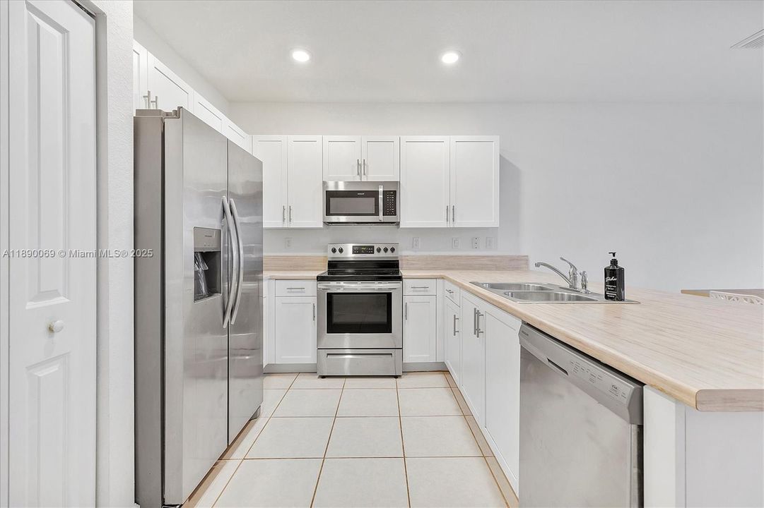 На продажу: $449,500 (3 спален, 2 ванн, 1587 Квадратных фут)