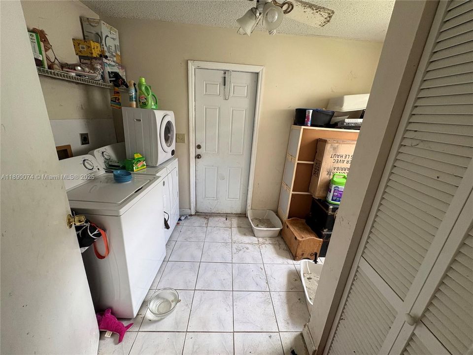 Active With Contract: $250,000 (2 beds, 1 baths, 1023 Square Feet)