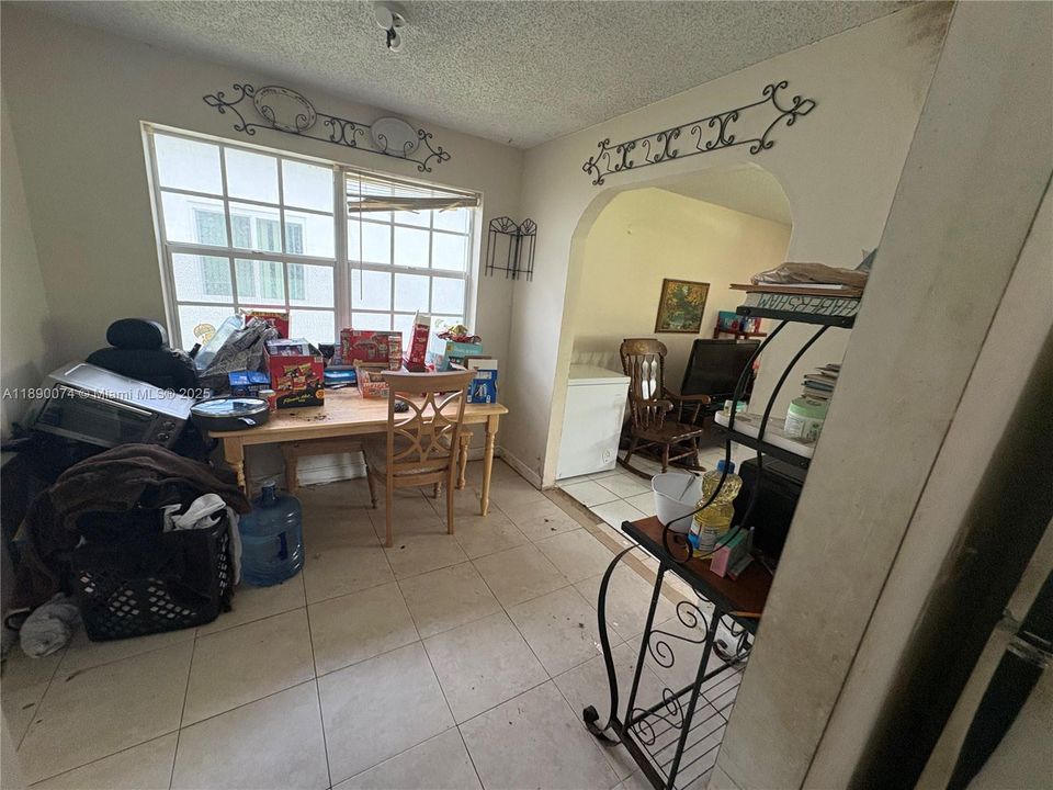 Active With Contract: $250,000 (2 beds, 1 baths, 1023 Square Feet)