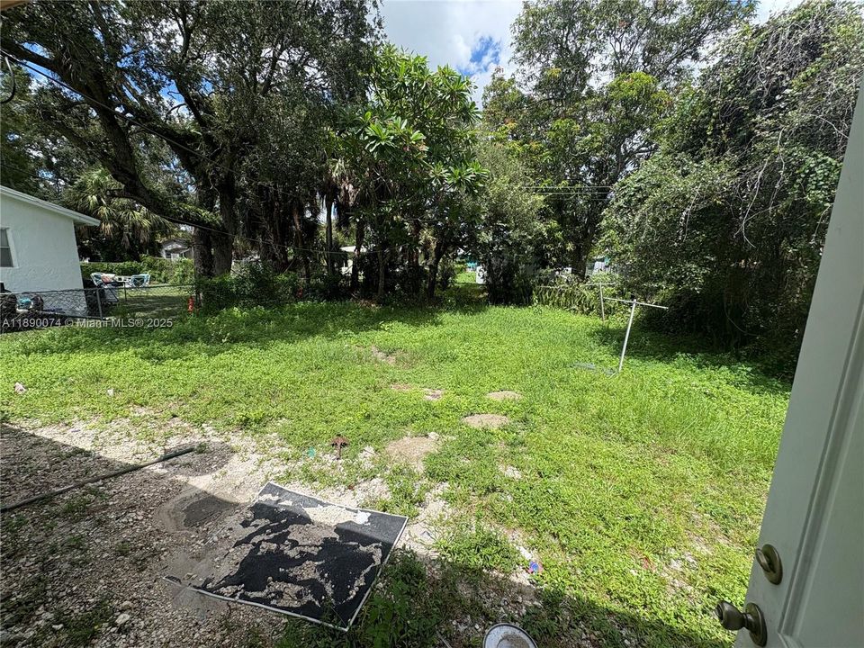 Active With Contract: $250,000 (2 beds, 1 baths, 1023 Square Feet)