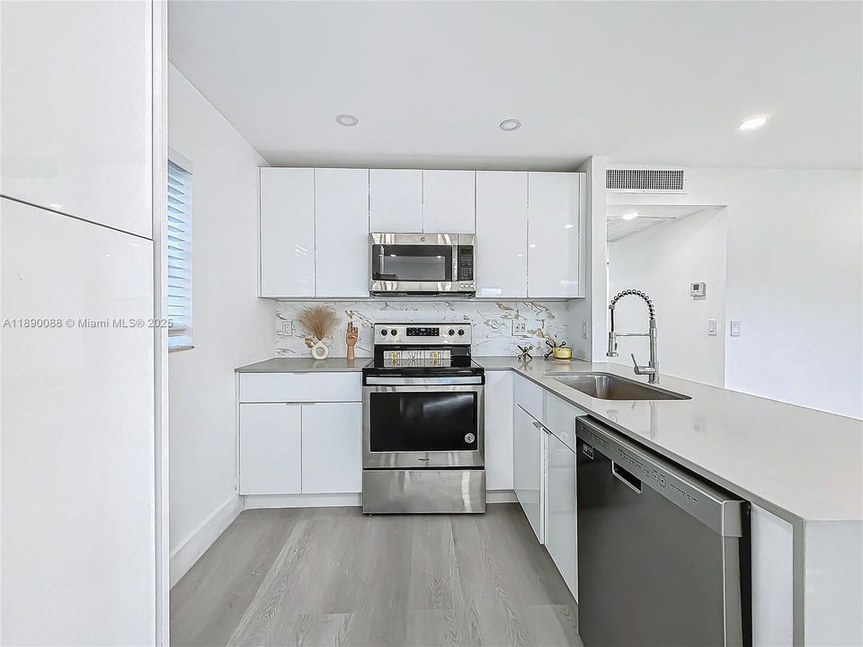 En Venta: $128,999 (2 camas, 2 baños, 880 Pies cuadrados)