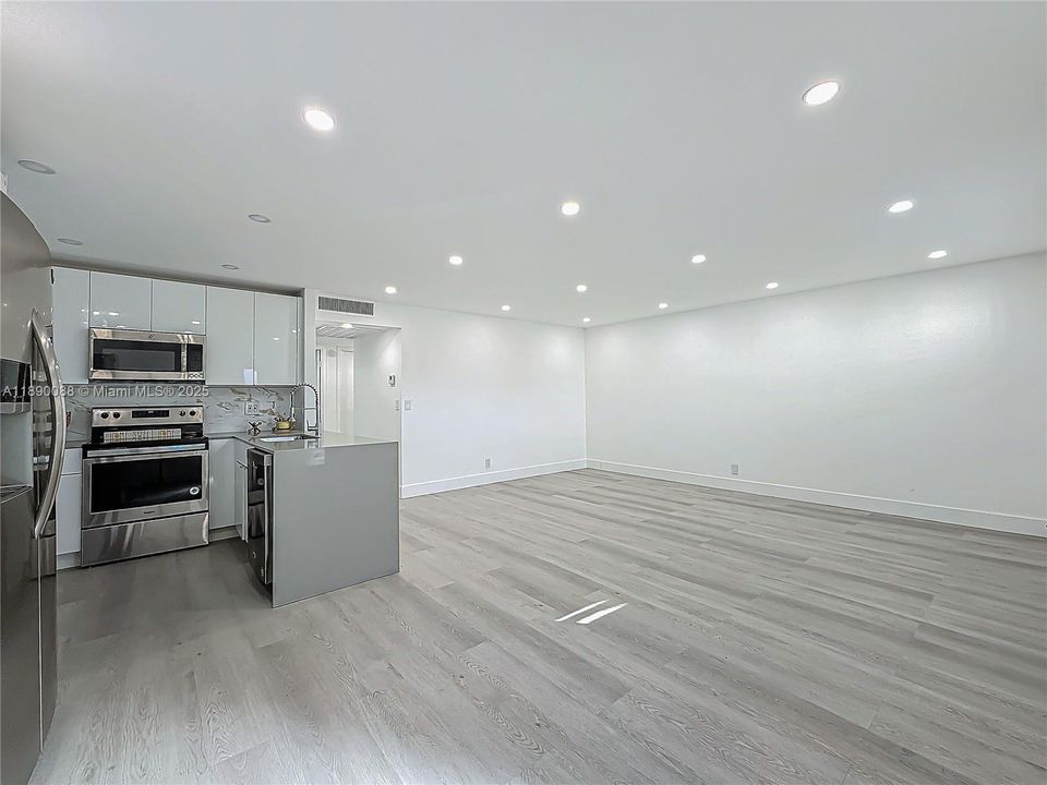 En Venta: $128,999 (2 camas, 2 baños, 880 Pies cuadrados)