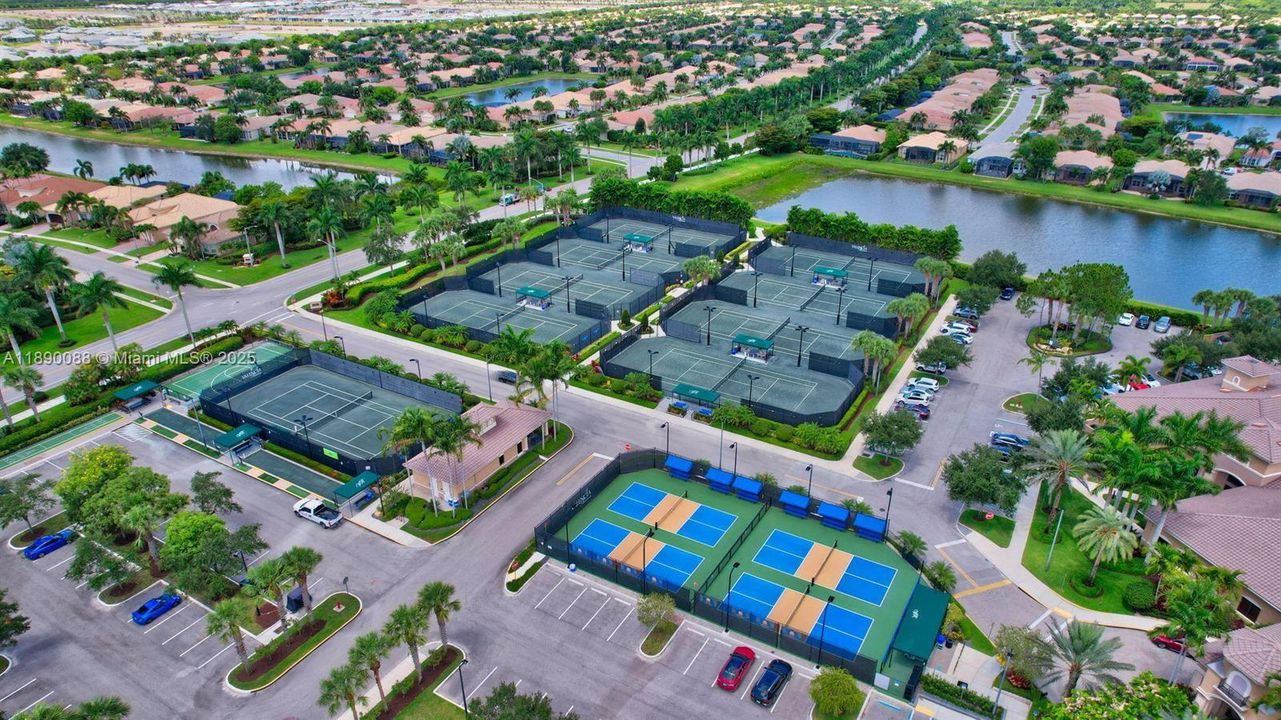 En Venta: $128,999 (2 camas, 2 baños, 880 Pies cuadrados)